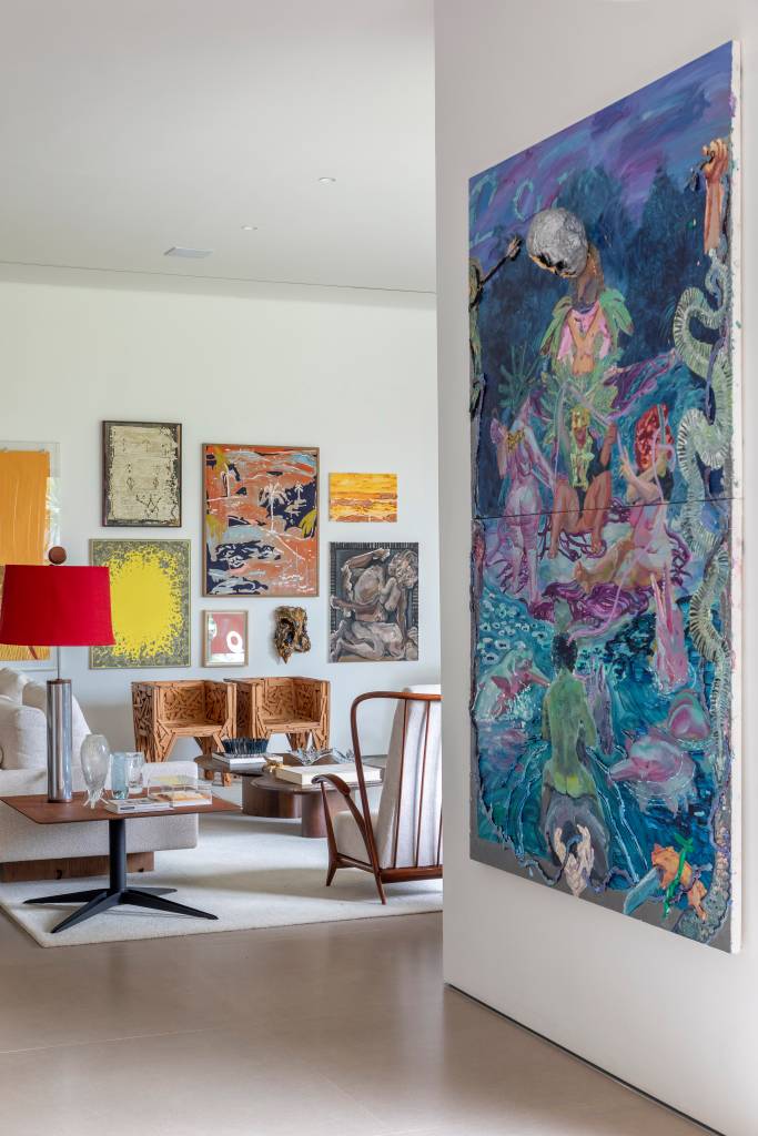 Casa e galeria de arte? Projeto de Dois Arquitetura cria espaço para casal expor mais de 300 obras.