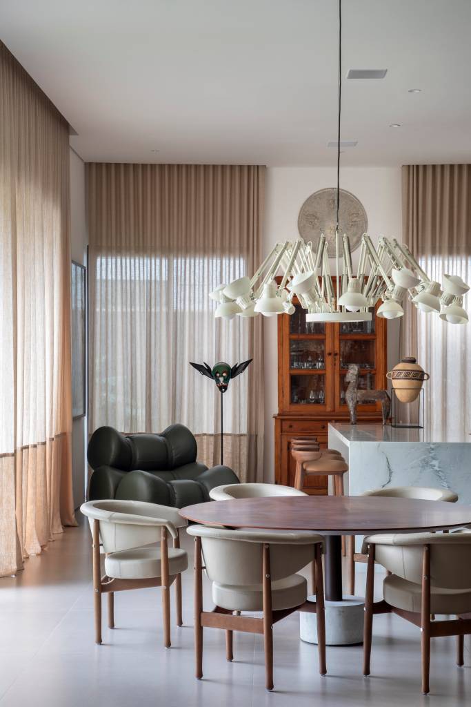 Casa e galeria de arte? Projeto de Dois Arquitetura cria espaço para casal expor mais de 300 obras.