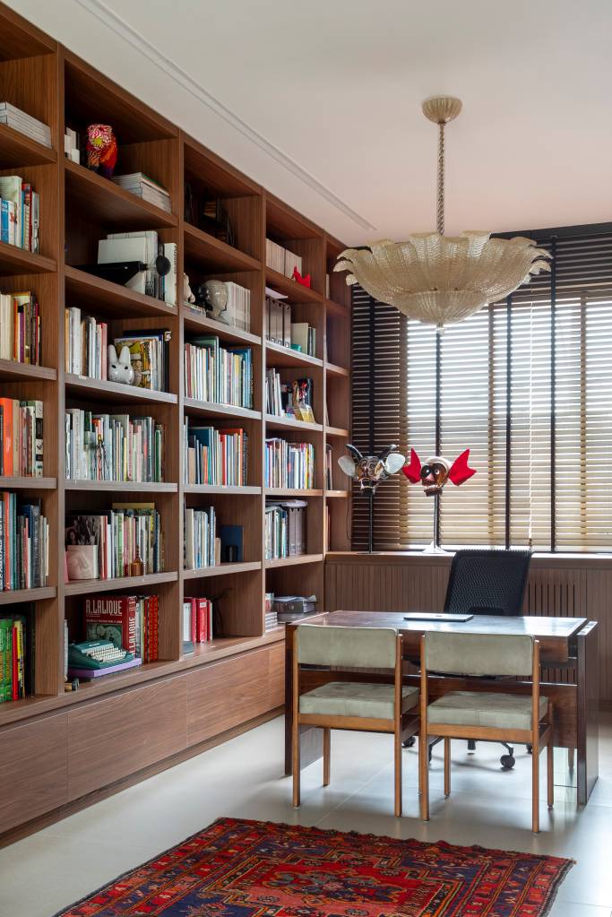 Casa e galeria de arte? Projeto de Dois Arquitetura cria espaço para casal expor mais de 300 obras.