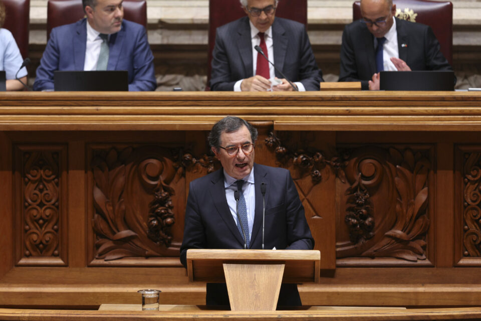 Ministro da Economia antevê que Portugal atinja média europeia do PIB em 20 anos