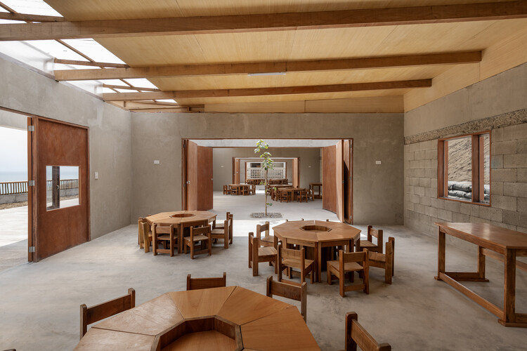 Escola Ninho Modular em Ancón: A Linhagem de Davi II / cotacero - Fotografia de Interiores, Sala de Jantar, Madeira, Concreto