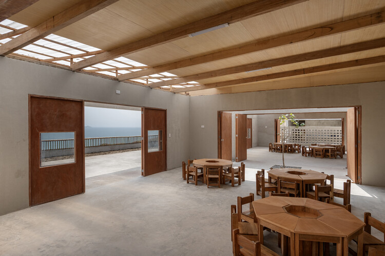 Escola Ninho Modular em Ancón: A Linhagem de Davi II / cotacero - Fotografia de Interiores, Sala de Jantar, Madeira