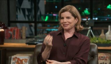 A atriz Debora Bloch no programa Conversa com Bial falando sobre Odete Roitman de Vale Tudo