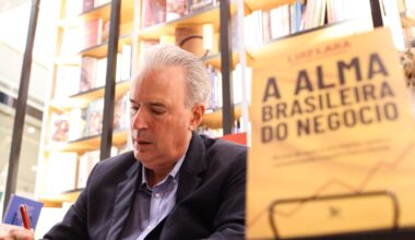 Lançamento de livro de Luiz Lara reúne centenas de fãs da publicidade