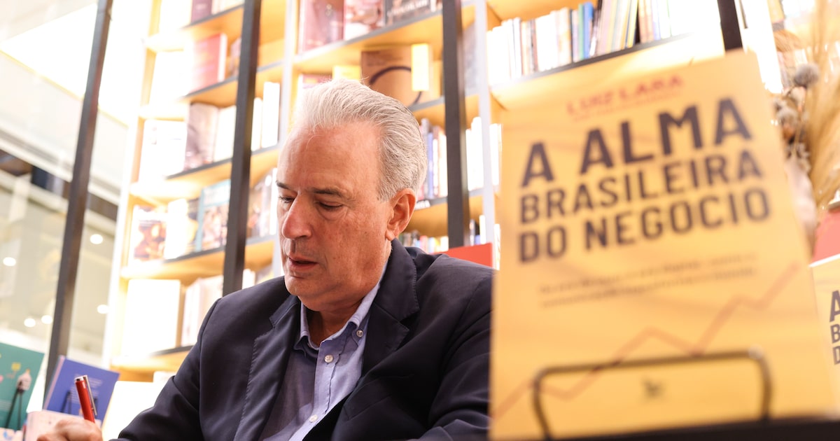 Lançamento de livro de Luiz Lara reúne centenas de fãs da publicidade