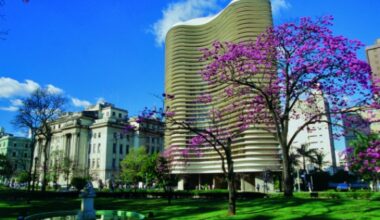 Imagem mostra Edifício Niemeyer em BH. Prédio caracterizado pelas suas curvas.