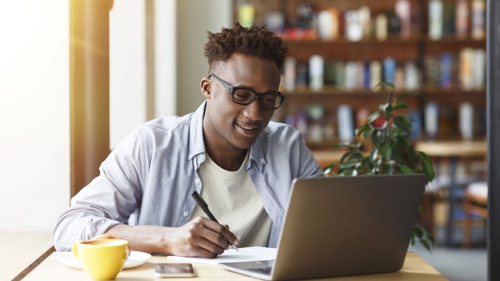 Estudar com o auxílio da IA - Créditos: depositphotos.com / Milkos