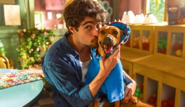 O cãozinho que ‘pediu emprego’ e virou astro de ‘Caramelo’, da Netflix