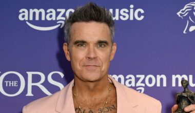 Robbie Williams revela diagnóstico de Síndrome de Tourette e sofrimento nos palcos: “Fico apavorado”