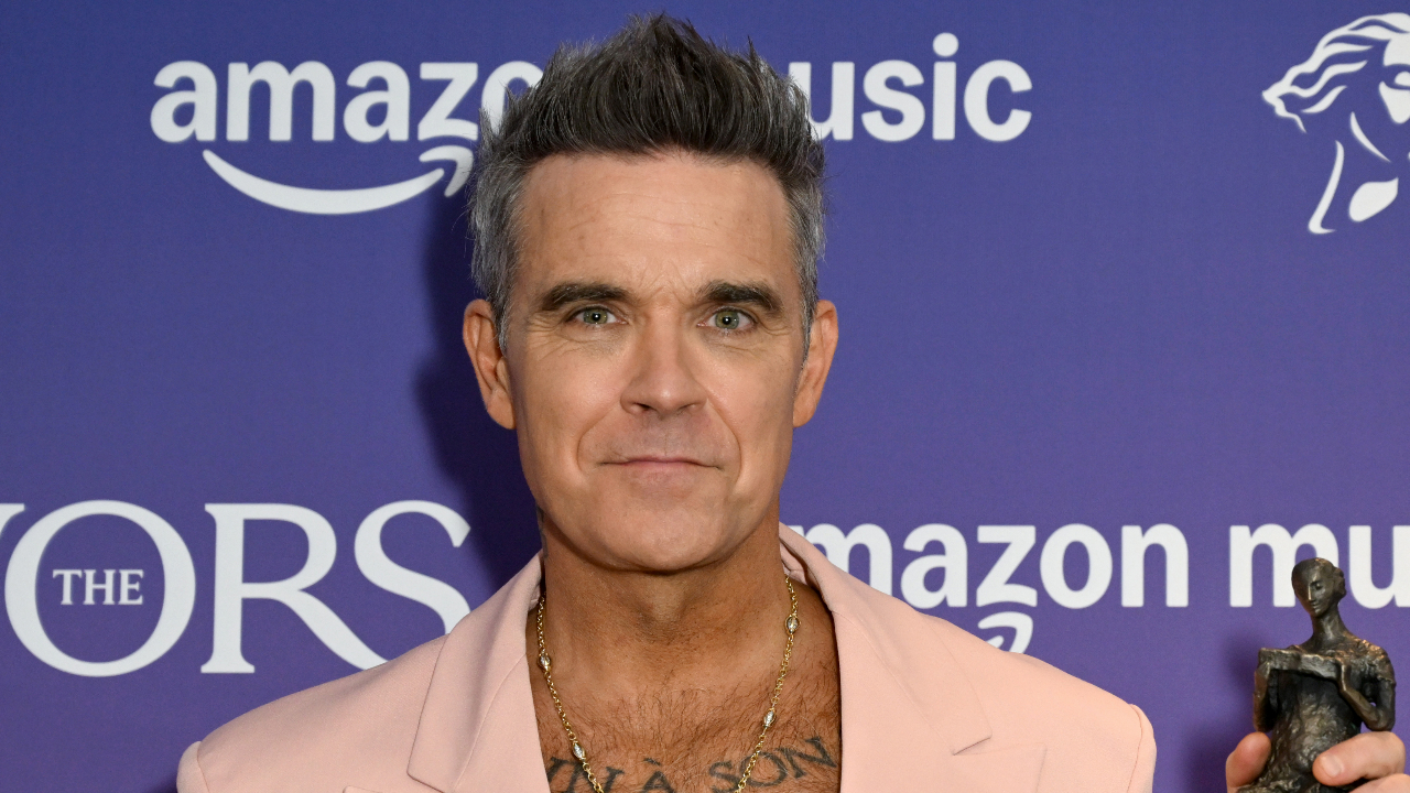 Robbie Williams revela diagnóstico de Síndrome de Tourette e sofrimento nos palcos: “Fico apavorado”