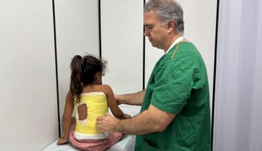 Hias aplica gesso de Mehta em crianças com escoliose de início precoce