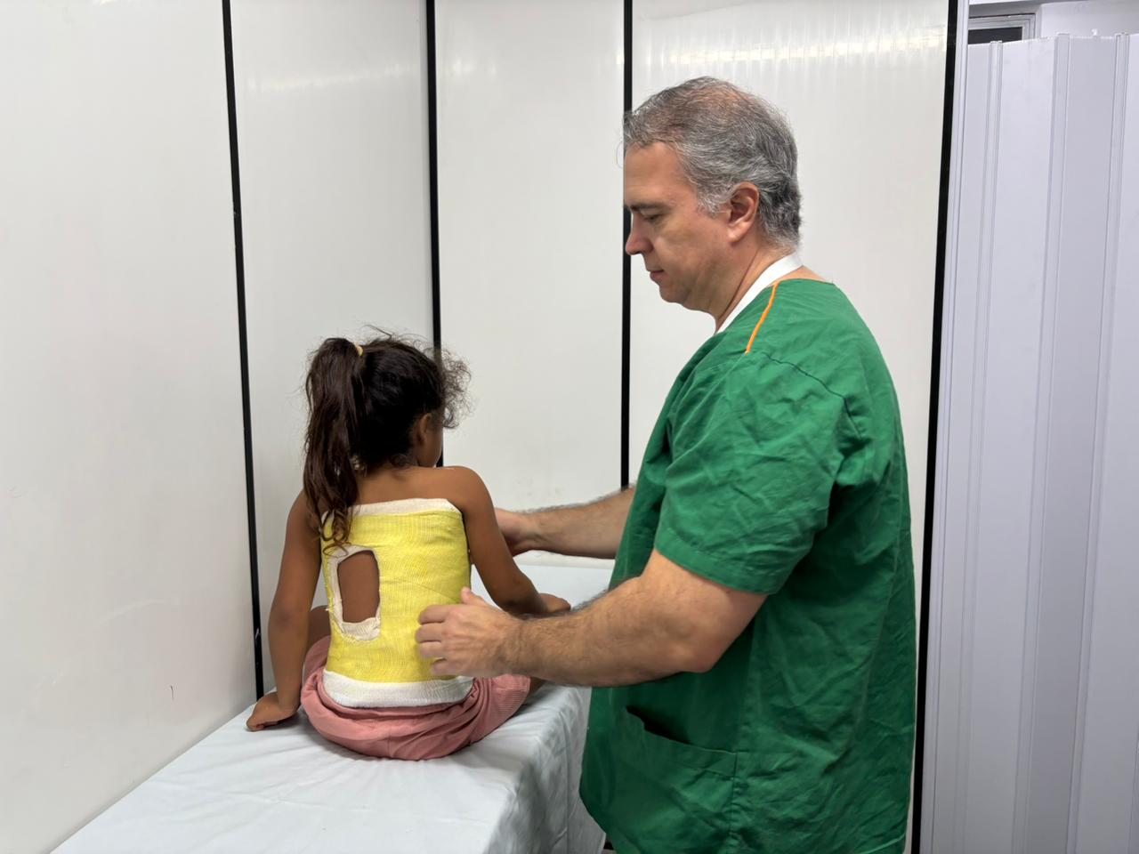 Hias aplica gesso de Mehta em crianças com escoliose de início precoce