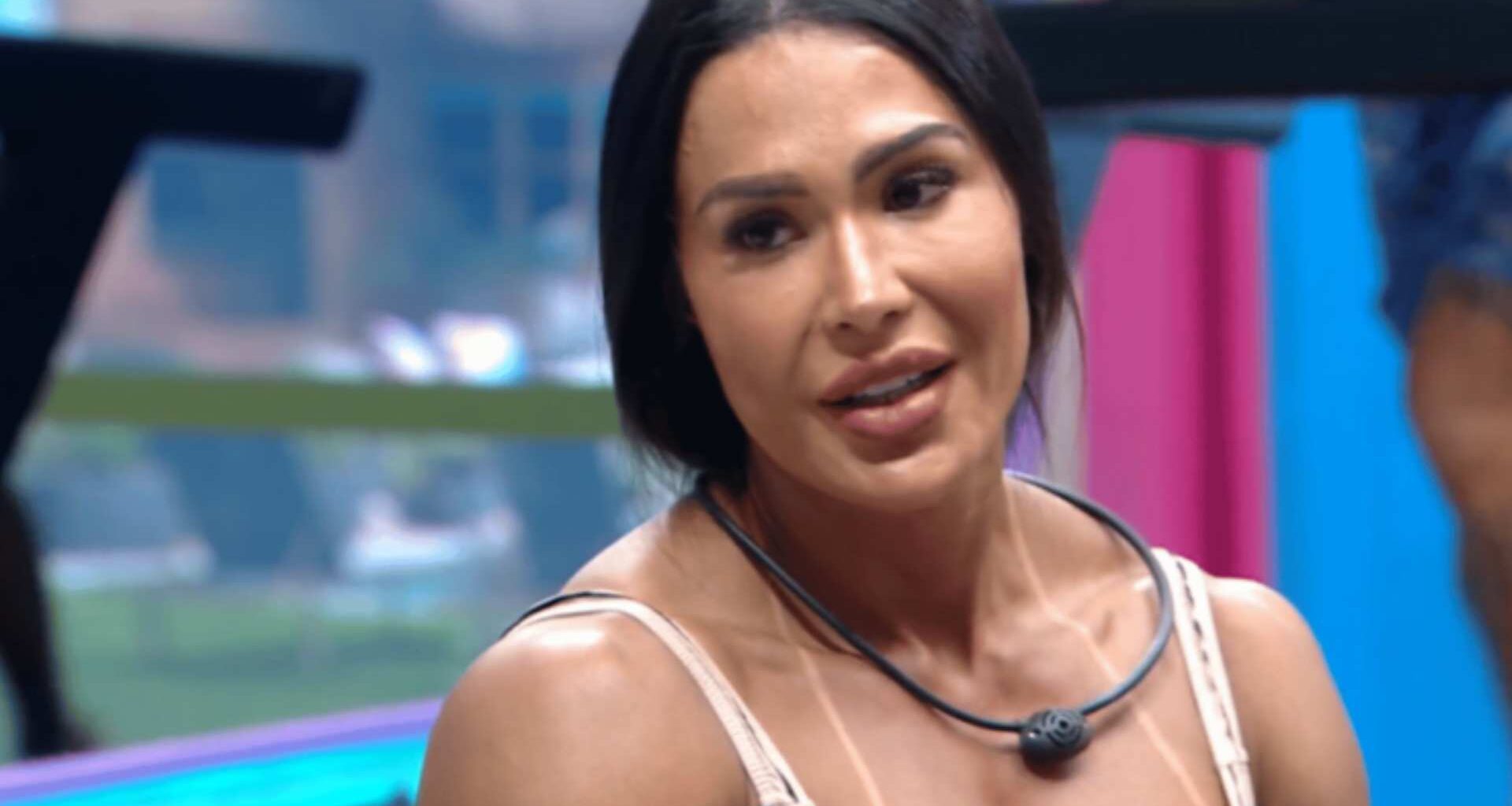Gracyanne Barbosa tem alta hospitalar e é recebida por mãe de Belo e ex-'BBB'