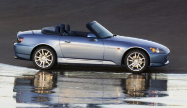 Honda S2000 com capota aberta junto a água