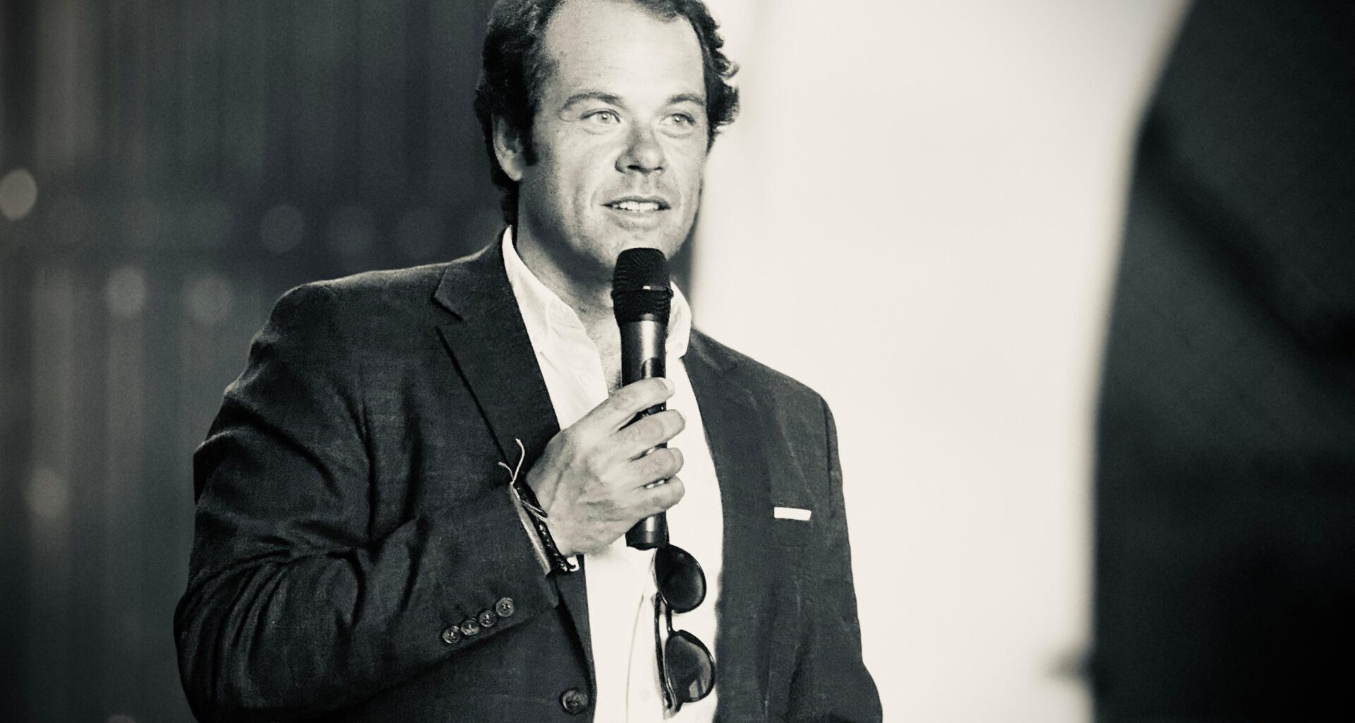 Siga-nos no Google News