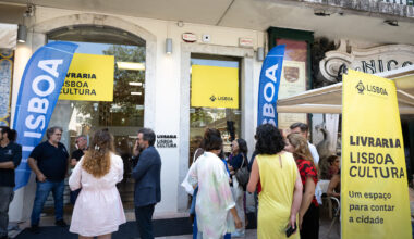 A Livraria Lisboa Cultura fica lado a lado com os emblemáticos Tabacaria Mónaco e Café Nicola, no Rossio