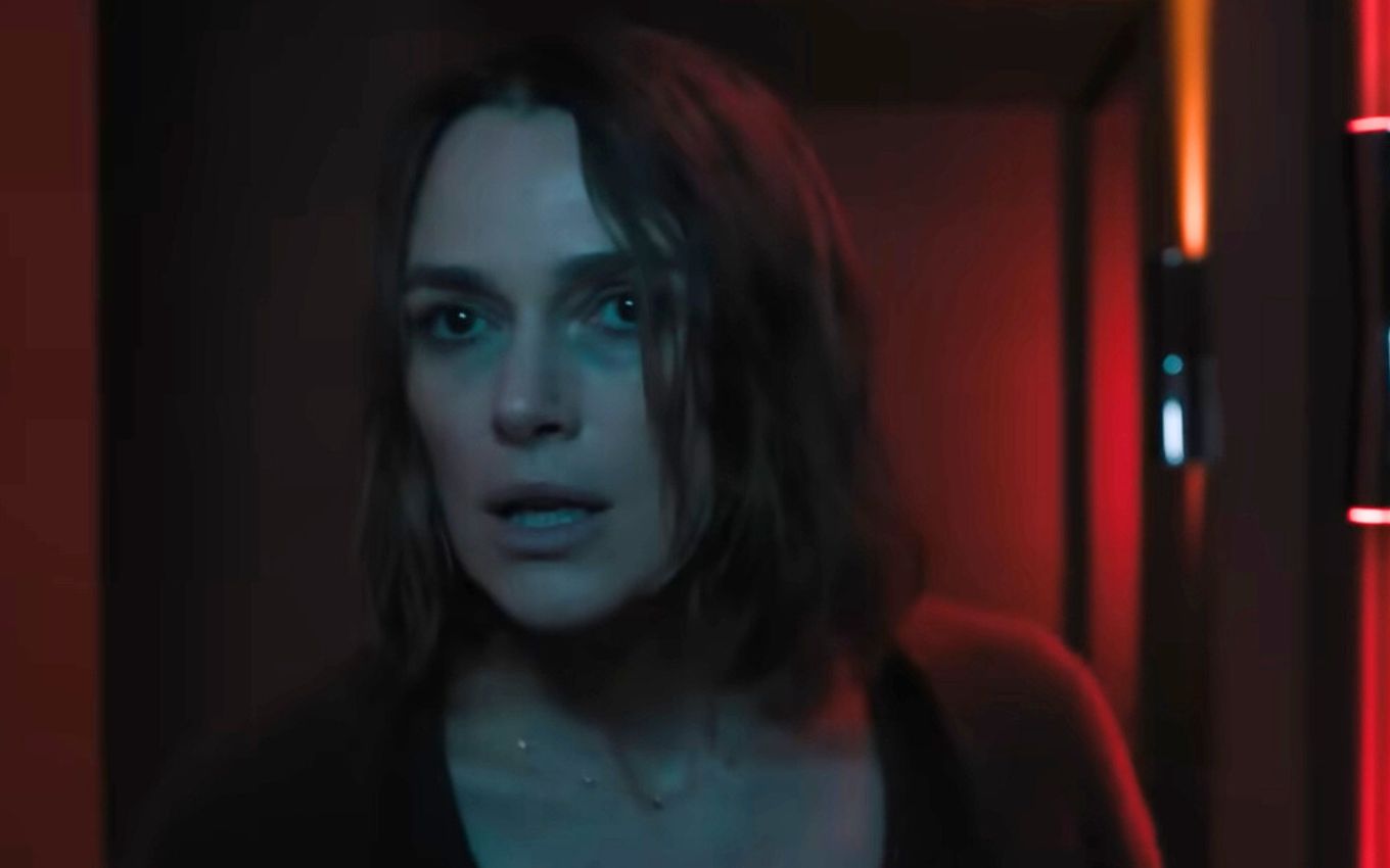 Confira o final explicado de A Mulher na Cabine 10, filme da Netflix