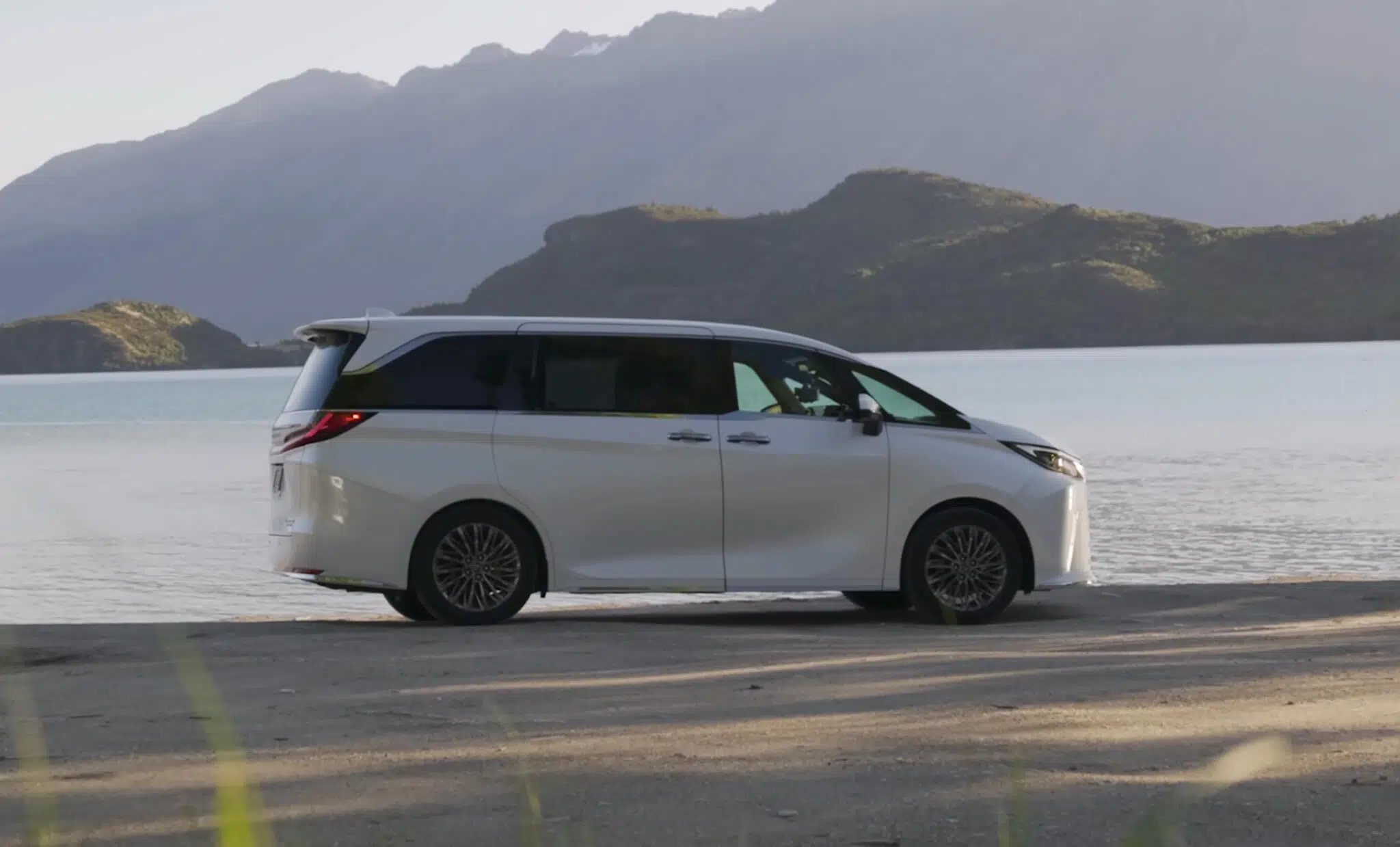 Lexus LM 2025 perfil