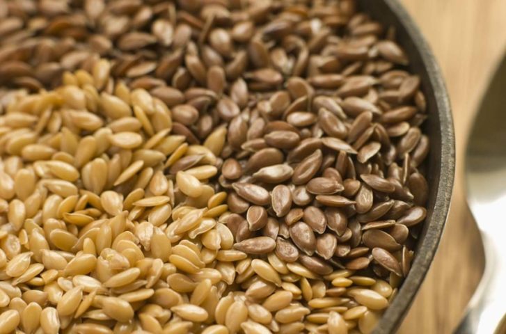 Uma boa opção para inserir na dieta misturadas a pães, saladas, iogurtes ou até no cereal matinal, são as sementes como linhaça, gergelim ou chia. Elas apresentam boa dose de fibras.-Divulgação