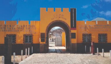 Município de Loulé - Câmara Municipal de Loulé LIVRO SOBRE CAMPO DE CONCENTRAÇÃO DO TARRAFAL APRESENTADO EM LOULÉ