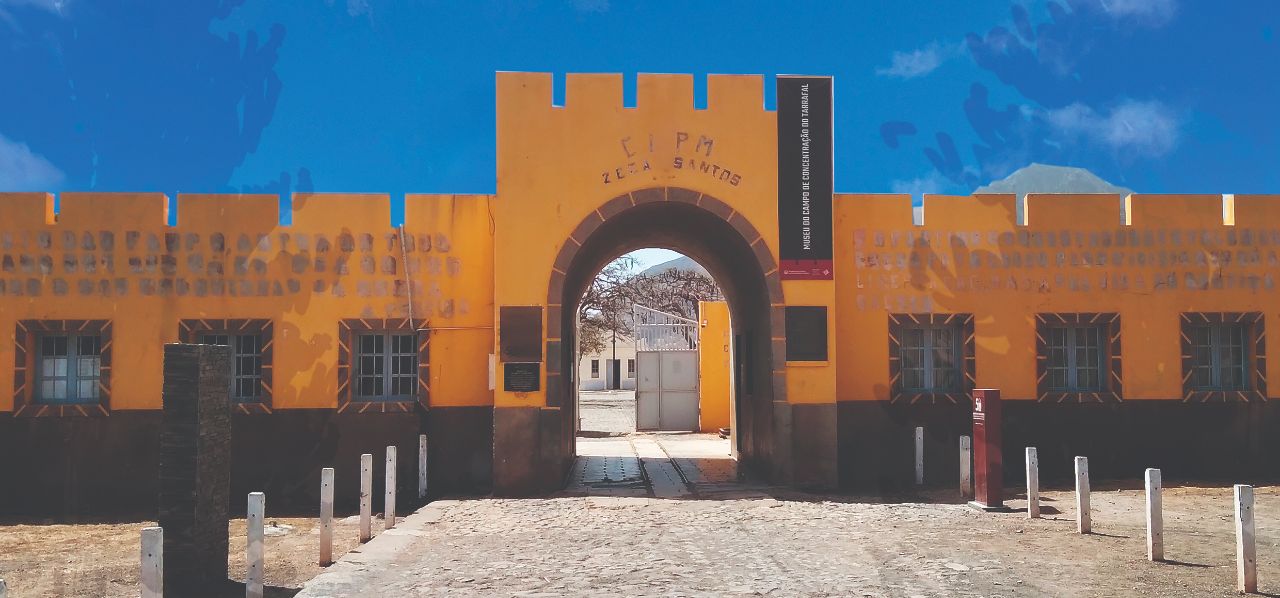 Município de Loulé - Câmara Municipal de Loulé LIVRO SOBRE CAMPO DE CONCENTRAÇÃO DO TARRAFAL APRESENTADO EM LOULÉ