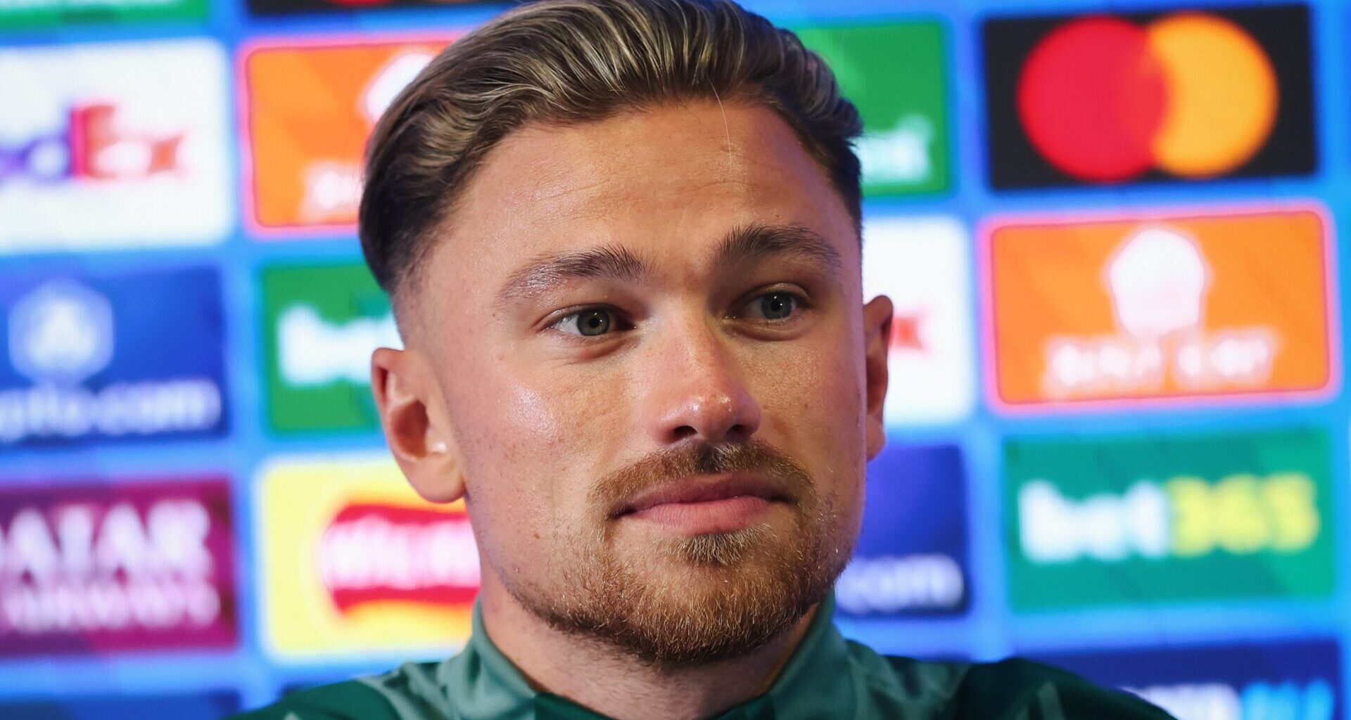 Foi sugerido ao FC Porto por Jan Bednarek e fechou a renovação de contrato com o Aston Villa