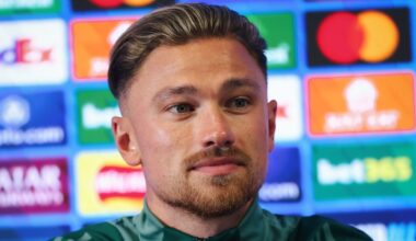 Foi sugerido ao FC Porto por Jan Bednarek e fechou a renovação de contrato com o Aston Villa