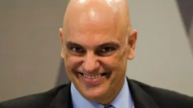 O juiz do STF Alexandre de Moraes é abordado no documentário "The Fake Judge"