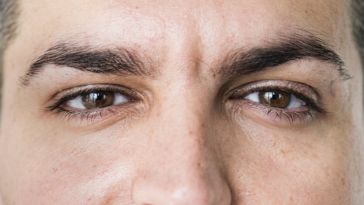 Olho tremendo? Entenda por que isso acontece, segundo a ciência