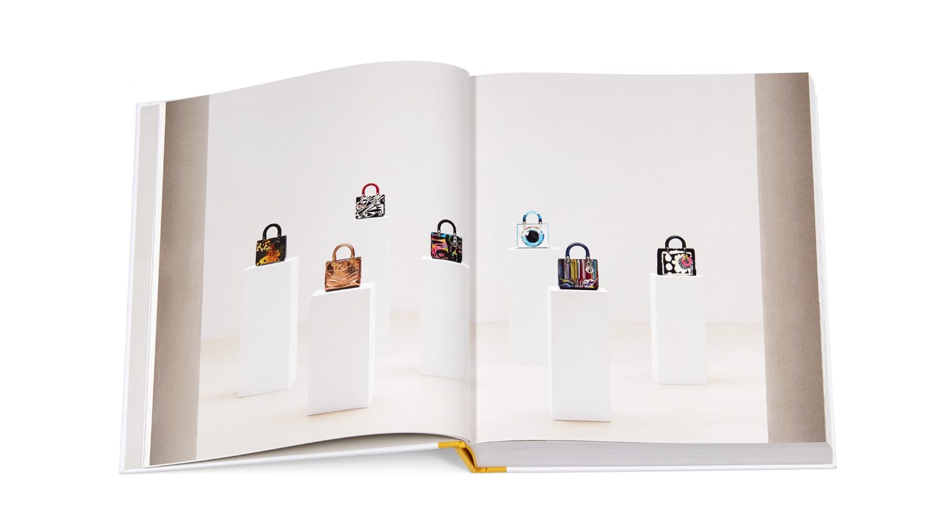 O LIVRO DIOR LADY ART APRESENTA RECRIAÇÕES DE 99 ARTISTAS PARA CELEBRAR A ARTE CONTEMPORÂNEA