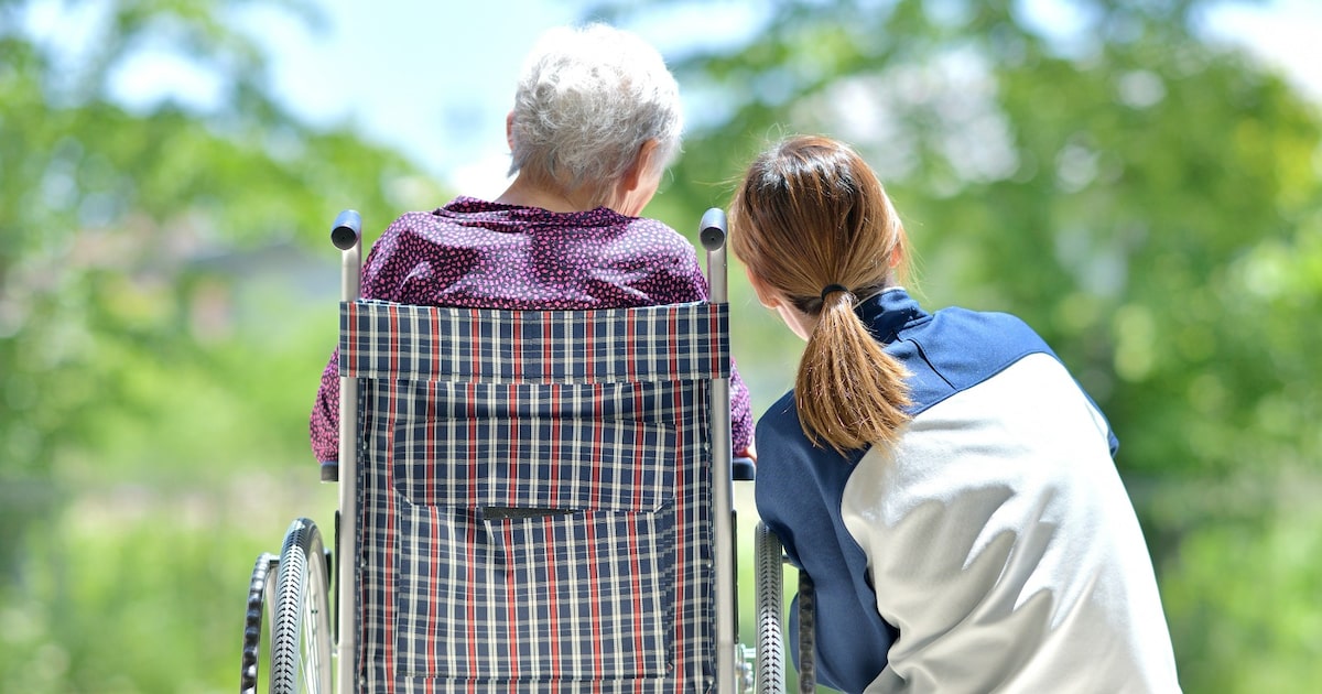 Projeto-piloto do SUS testa ‘terapia’ para quem cuida de familiar com demência; veja como funciona