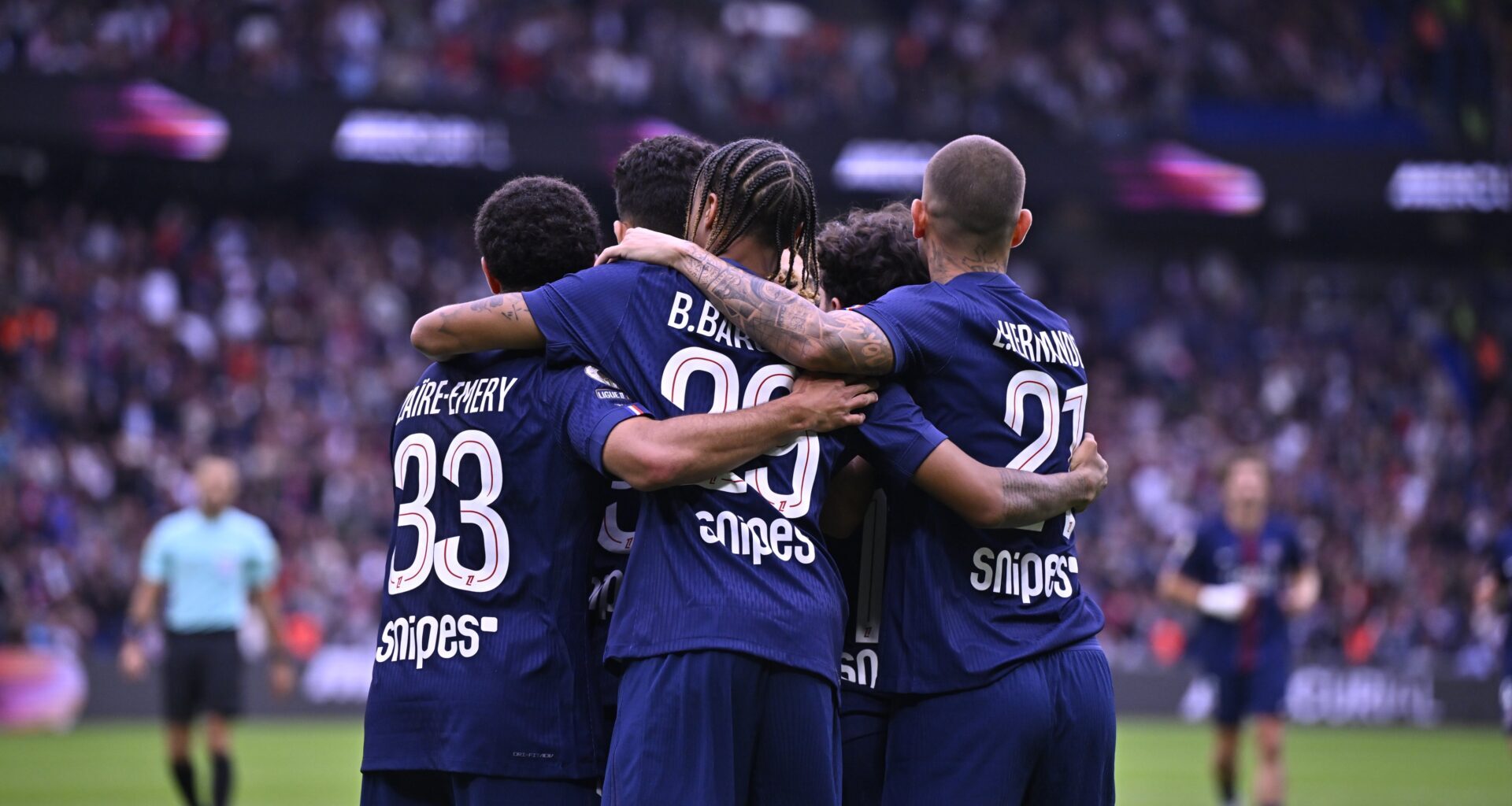 PSG quer dar concorrência a Vitinha e João Neves e quer avançar por médio que já custou mais de 100 milhões de euros