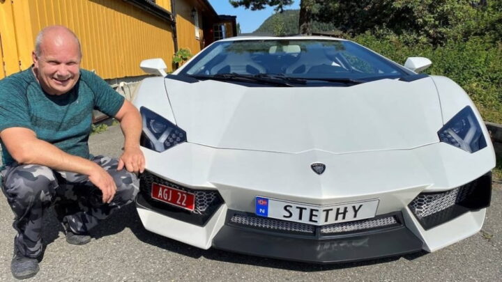 Steinar Thyholdt, de 57 anos, com o seu Lamborghini Aventador