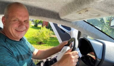 Steinar Thyholdt, de 57 anos, com o seu Lamborghini Aventador