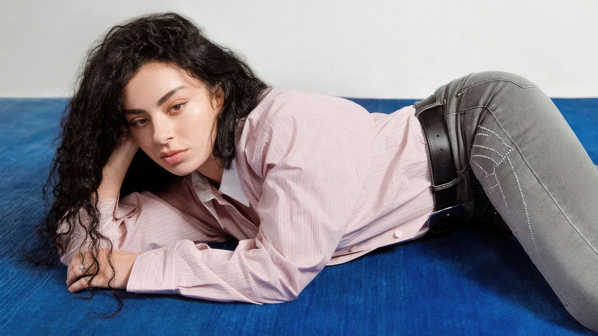 Charli XCX comenta sobre sua vida após casamento