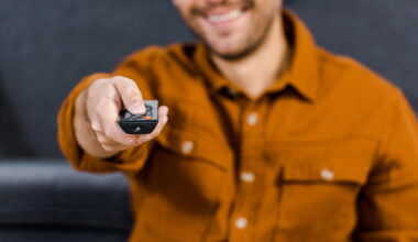 Tecnologia barata transforma qualquer TV em Smart TV hoje