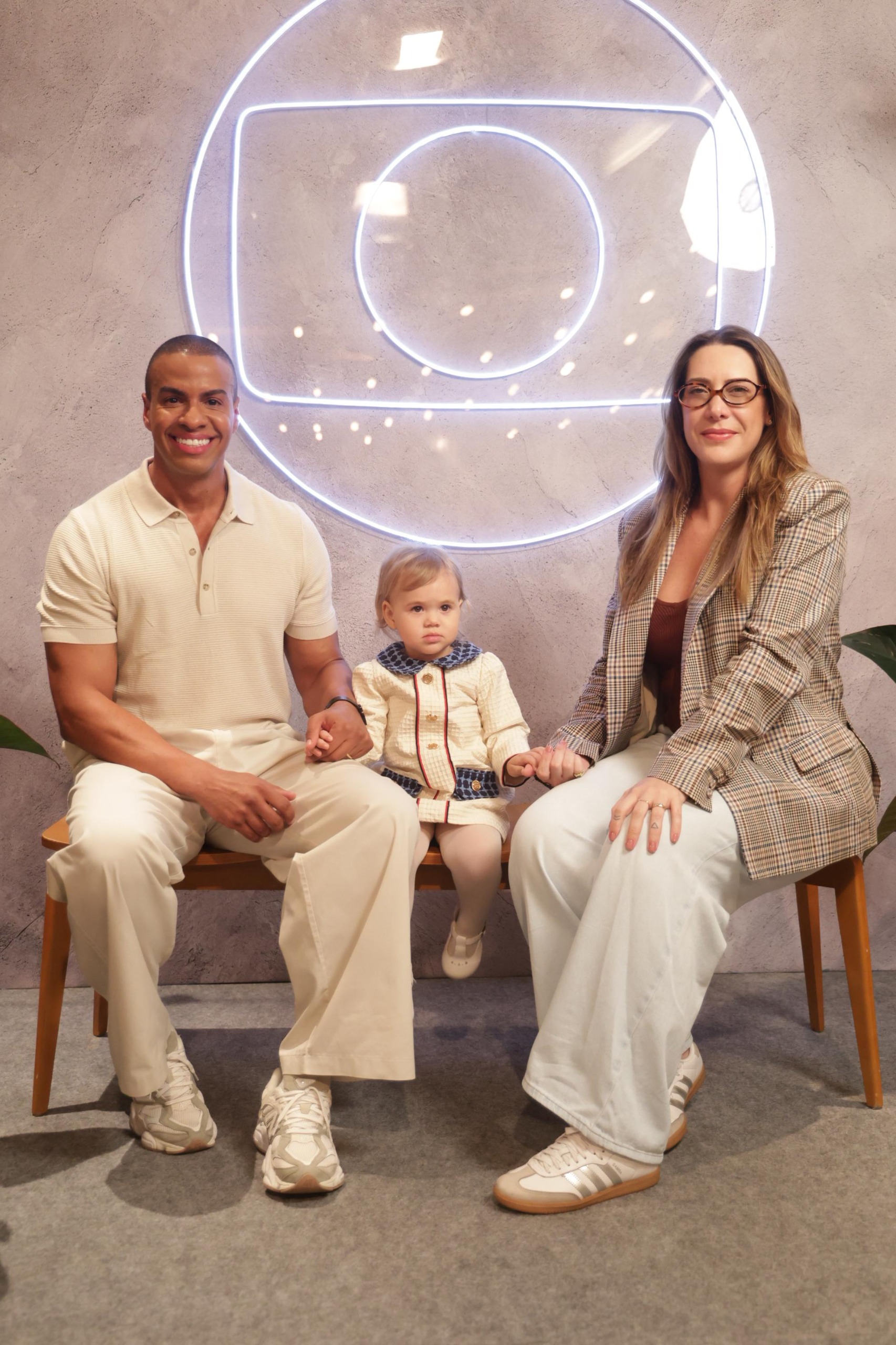 Thiago Oliveira, a esposa Bruna e a filha Ella - Foto: Globo / Beatriz Damy