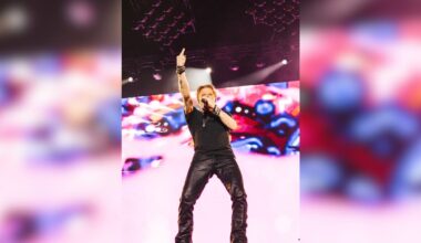 VÍDEO: Axl Rose perde a paciência, joga microfone no chão e chuta bateria em show