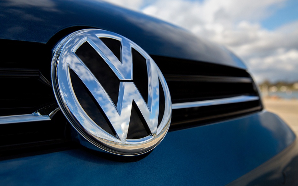 Vender parte dos ativos ou pedir aos bancos. Volkswagen precisa de 11 mil milhões para evitar crise em 2026