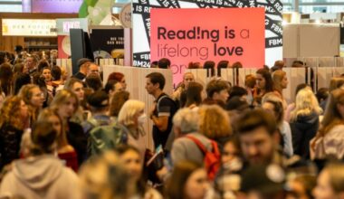 Romantasia, ‘romance cis’, ‘romanção’: O que vai estar em alta na Feira do Livro de Frankfurt 2025?