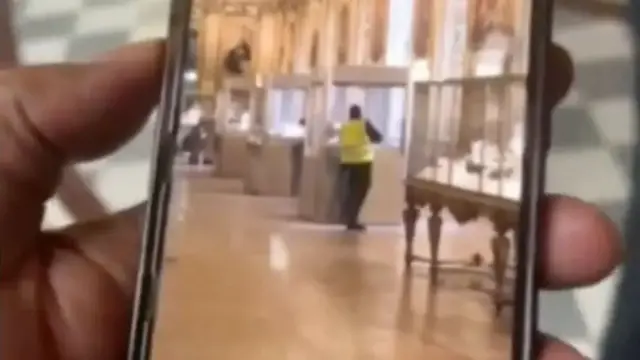 Vídeo de celular mostra homem arrombando cabine no Louvre