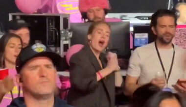 Admiradora assumida, Adele vai a show de Dua Lipa nos EUA: veja vídeo