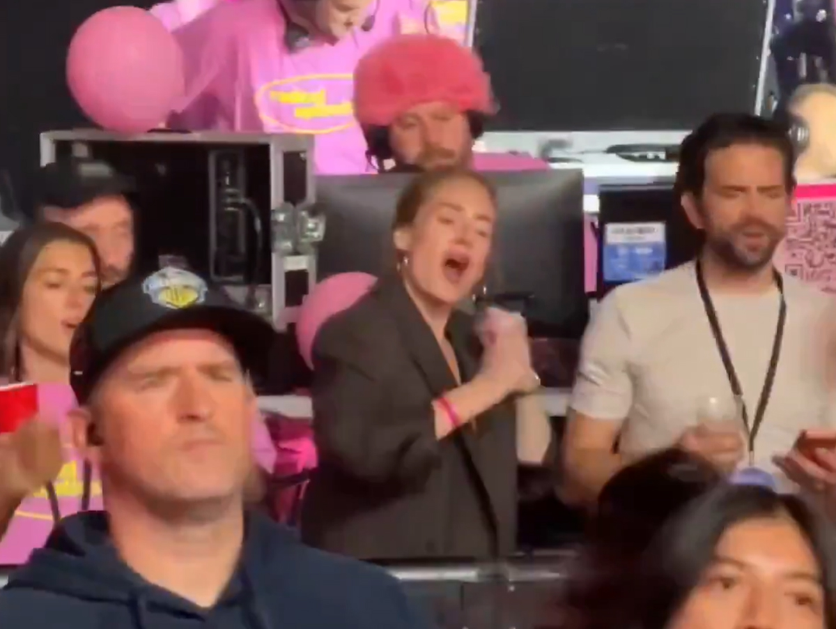 Admiradora assumida, Adele vai a show de Dua Lipa nos EUA: veja vídeo