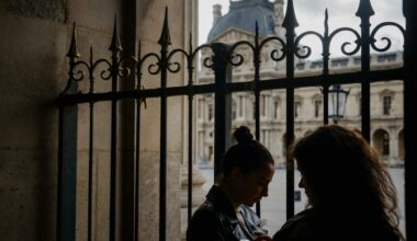 Funcionários do Louvre confundiram roubo com atentado terrorista, revela imprensa francesa