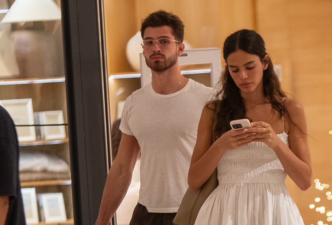 Após praia, Bruna Marquezine e João Guilherme vão a loja de produtos para casa no Rio; fotos
