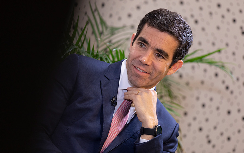 Leitão Amaro promove Portugal em Espanha como "oásis de estabilidade"