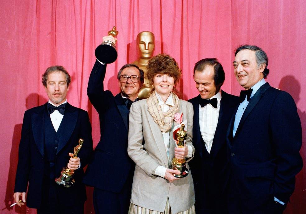 Vencedores do Oscar posam com suas estatuetas, em 1978, quando Diane Keaton venceu a categoria de melhor atriz por "Noivo Neurótico, Noiva Nervosa" — Foto: AP Photo