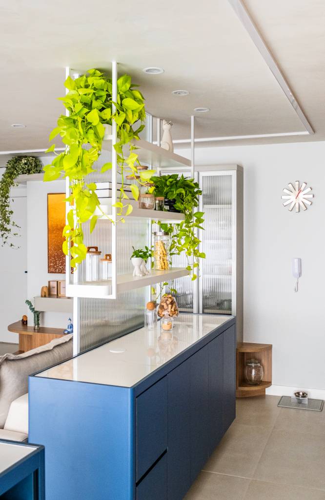 ape-de-81-m-tem-roupeiro-cristaleira-na-cozinha-e-casinha-de-gato-no-banheiro-go-up-arquitetura-05-cozinha-azul Apê de 81 m² tem roupeiro, cristaleira na cozinha e casinha de gato no banheiro. Projeto de Go Up Arquitetura.