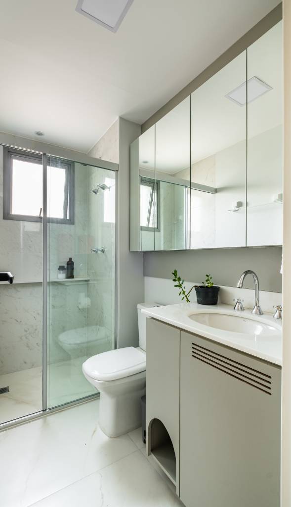 ape-de-81-m-tem-roupeiro-cristaleira-na-cozinha-e-casinha-de-gato-no-banheiro-go-up-arquitetura-08-banheiro Apê de 81 m² tem roupeiro, cristaleira na cozinha e casinha de gato no banheiro. Projeto de Go Up Arquitetura.