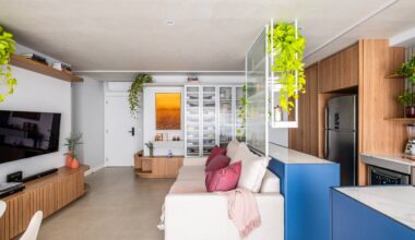 Apê de 81 m² tem roupeiro, cristaleira na cozinha e casinha de gato no banheiro